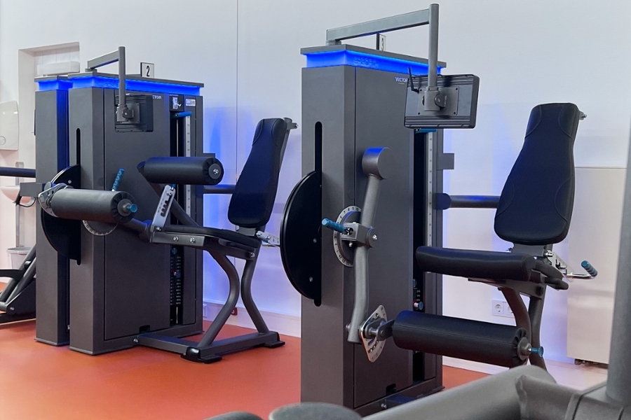 Blick in einen Raum mit einem Fibromyalgie-Zirkeltraining Blick in einen Raum mit einem Fibromyalgie-Zirkeltraining