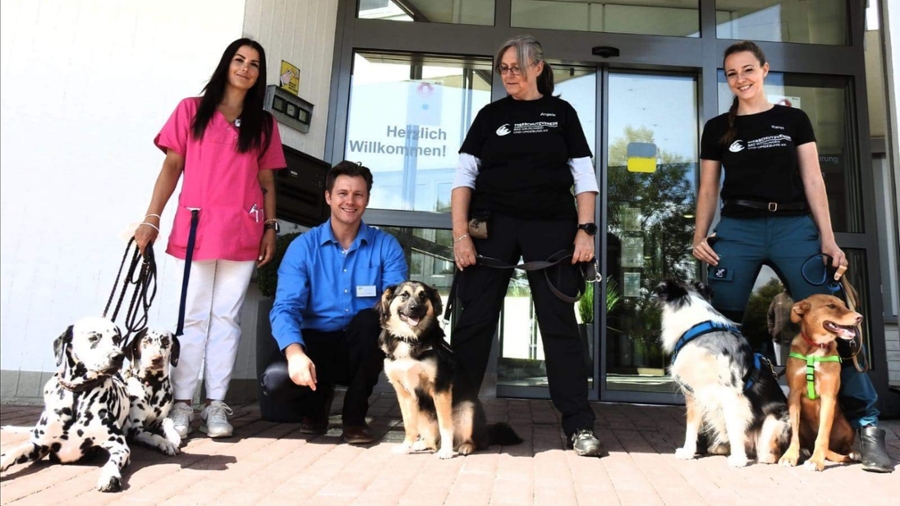 Mitarbeiter der Klinik und des Tierheim mit Hunden vor dem Eingang der Rheumaklinik Mitarbeiter der Klinik und des Tierheim mit Hunden vor dem Eingang der Rheumaklinik