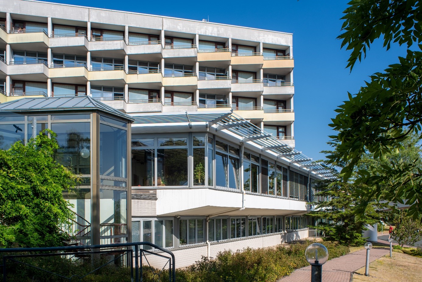 Vorderansicht der Rheumaklinik Bad Wildungen mit den schräg versetzten Balkonen der Patientenzimmer. Vorderansicht der Rheumaklinik Bad Wildungen mit den schräg versetzten Balkonen der Patientenzimmer.