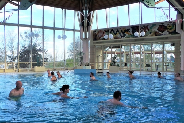 In unserem wohltemperierten Schwimmbad finden regelmäßig Bewegungsübungen und Wassergymnastik statt.