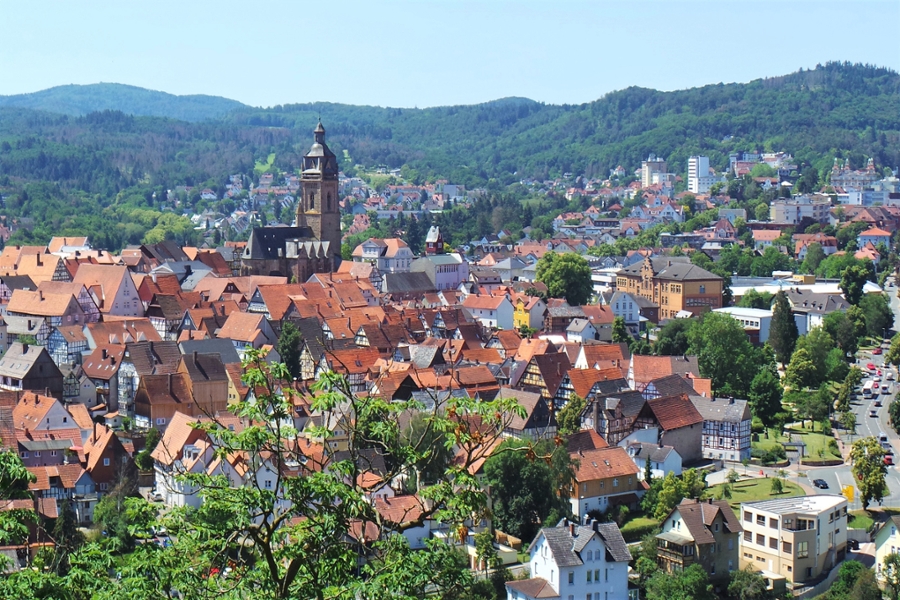 Ansicht der Stadt Bad Wildungen mit Häusern und einem Kirchturm