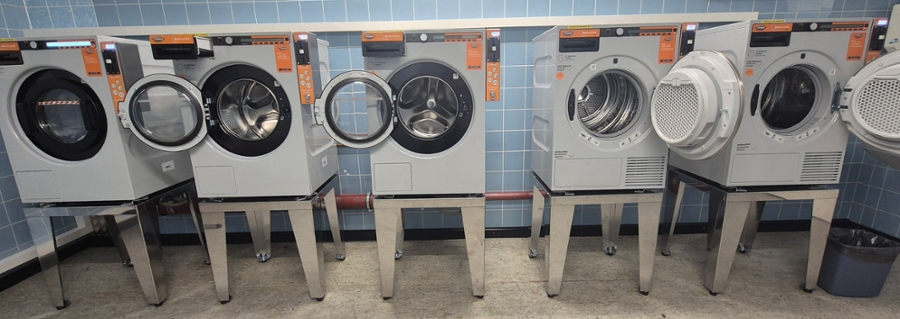 Eine Reihe mit Waschmaschinen und Trocknern Eine Reihe mit Waschmaschinen und Trocknern